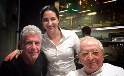 Anthony Bourdain junto a Elena y Juan Mari Arzak en una cena en Arzak en octubre de 2016.