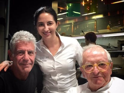 Anthony Bourdain junto a Elena y Juan Mari Arzak en una cena en Arzak en octubre de 2016.