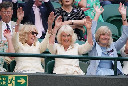 Son muchas las celebridades que se dejan ver en las gradas del estadio de Wimbledon, en Londres, durante su torneo anual de tenis, que este año empezó el pasado 4 de julio y pondrá su broche final el próximo domingo 14 de julio. El partido de cuartos de final entre Frances Tiafoe y Carlos Alcaraz, celebrada el pasado miércoles, tuvo una lista de asistentes con rostros especialmente reconocidos. Entre ellos, la visita sorpresa de la reina Camila. Es bien conocido que los miembros de la familia real británica son habituales durante el torneo. De hecho, la princesa de Gales, Kate Middleton, fue la encargada de entregar el trofeo a Alcaraz, ganador del torneo el año pasado. 