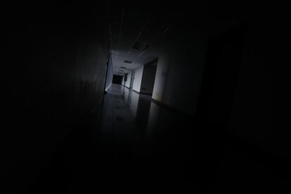 Vista de un pasillo oscuro en un edificio empresarial en Caracas (Venezuela), el lunes 25 de marzo de 2019. La compañía estatal Corporación Eléctrica Nacional (Corpoelec) empezó las inspecciones para tratar de esclarecer lo sucedido, pero hasta el momento no ha ofrecido un parte oficial.