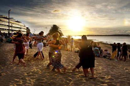 Un grupo de turistas participa del festival Tango en Punta, en el balneario uruguayo de Punta del Este.