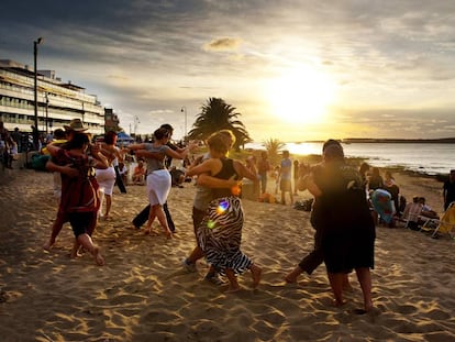 Un grupo de turistas participa del festival Tango en Punta, en el balneario uruguayo de Punta del Este.