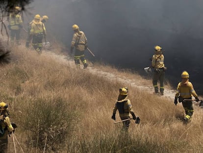 Un ret&eacute;n del Infoca se adentra en una zona incendiada el pasado fin de semana.