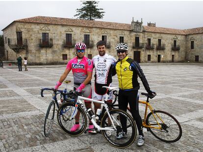 Gustavo César Veloso, en el centro, con excompañeros del Cambados en la plaza del pazo de Fefiñáns el pasado sábado.