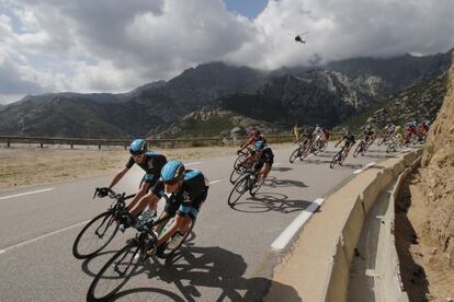 Froome y su compañero Kiryienka encabezan el pelotón. 