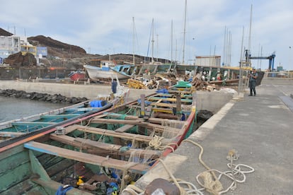 Uno de los cayucos donde viajaban los 271 inmigrantes, llegados en la tarde de hoy al puerto de La Restinga, en la isla de El Hierro.
