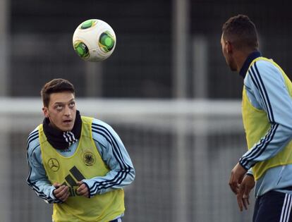 Los internacionales alemanes Mesut Özil y Jerome Boateng participan en un entrenamiento de su selección en Frankfurt, Alemania.