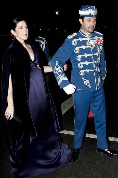 El príncipe heredero Federico de Dinamarca, y su muy embarazada mujer, la princesa Mary, llegan a la fiesta Royal Hussar en Slagelse (Dinamarca), en una fotografía tomada el 20 de noviembre de 2010