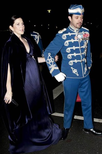 El príncipe heredero Federico de Dinamarca, y su muy embarazada mujer, la princesa Mary, llegan a la fiesta Royal Hussar en Slagelse (Dinamarca), en una fotografía tomada el 20 de noviembre de 2010