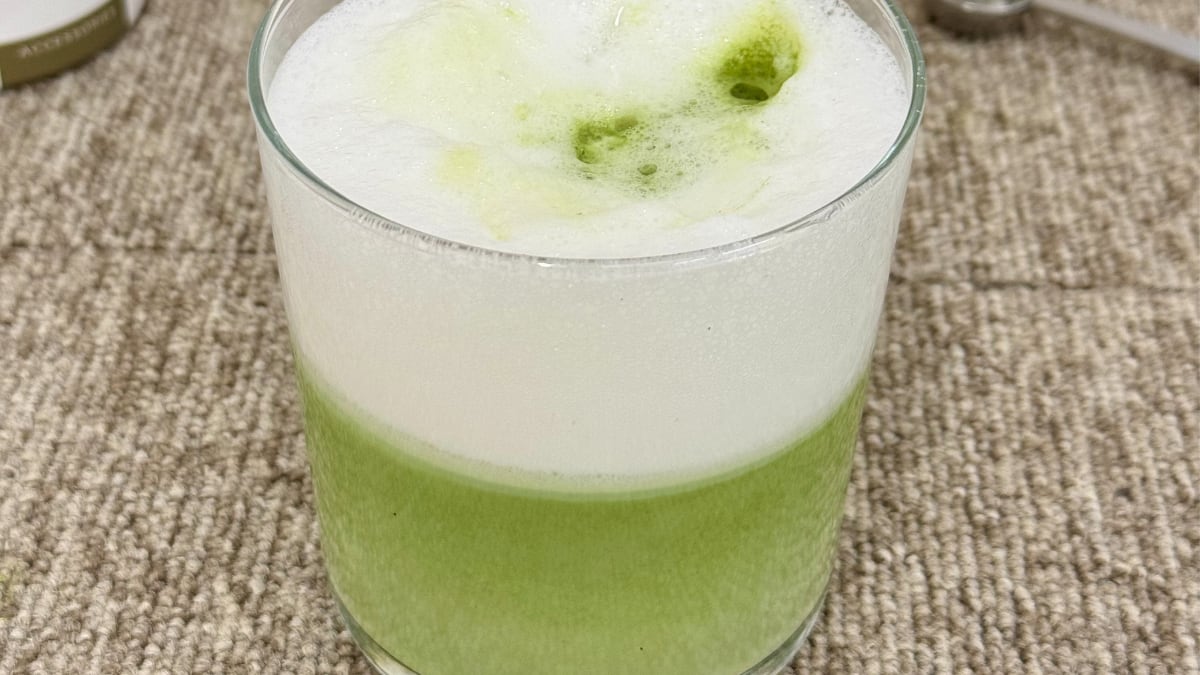 Matcha latte preparado con el té matcha de Matcha & Co y el hervidor eléctrico ThermoSense 600 Touch de Cecotec.
