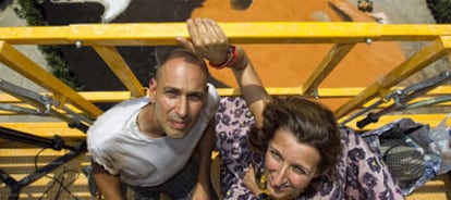 Benedetta Tagliabue y el artista Jorge Rodríguez-Gerarda con el mural de Miralles al fondo.