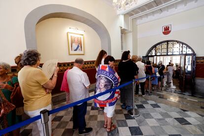 Decenas de personas hacen cola para escribir en el libro de condolencias por la muerte de la reina Isabel II, este viernes en Gibraltar.