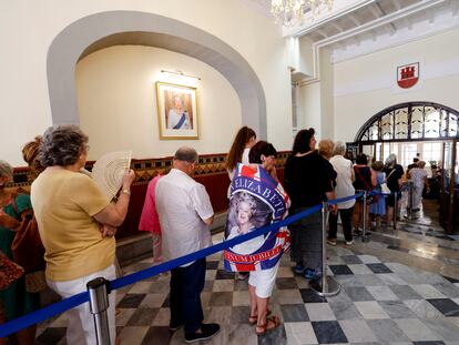 Decenas de personas hacen cola para escribir en el libro de condolencias por la muerte de la reina Isabel II, este viernes en Gibraltar.