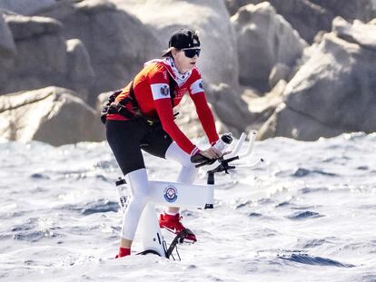 La princesa Charlène de Mónaco durante la salida de la travesía en bicicleta acuática Córcega-Mónaco que ganó este domingo.