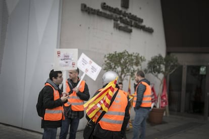 Trabajdores de la DGAIA protestan delante del departamento de Trabajo y Familia.