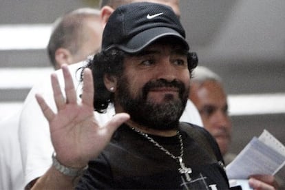 Maradona llega al aeropuerto de San Salvador