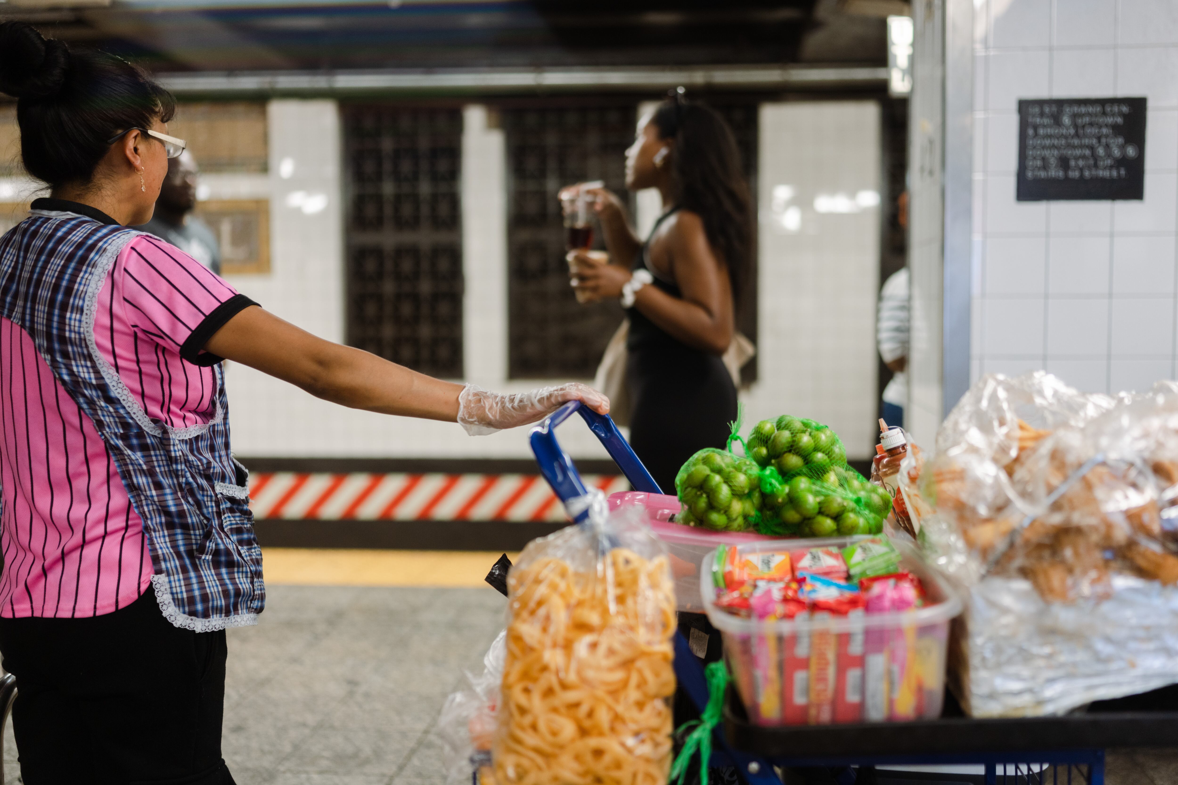 Una mujer vende fruta en el andén del metro de la estación Grand Central, el 26 de junio en Nueva York.