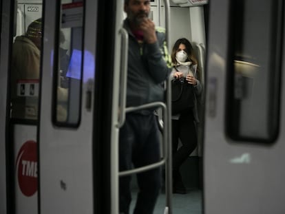 Interior de un vagón del metro de la Línea 1 de Barcelona, en plena hora punta.