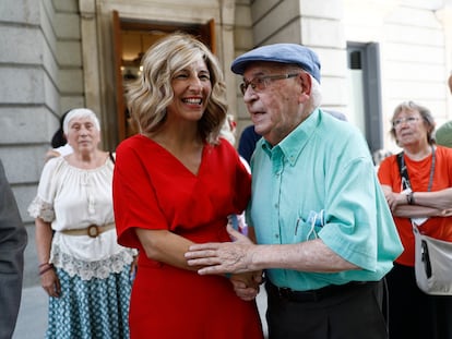 Yolanda Díaz y Víctor Díaz-Cardiel, veterano militante del PCE, que asistió este jueves como invitado al Congreso de los Diputados.