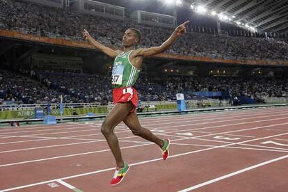 Kenenisa Bekele celebra su victoria en los 10.000 metros de los Juegos Olímpicos de Atenas 2004.