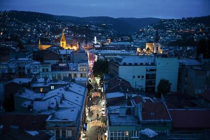 La calle Ferhadija, de noche.