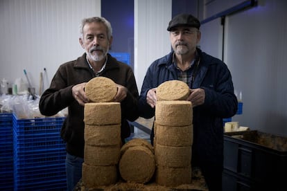 Los hermanos Ramón y Miguel Gago con sus quesos El Bosqueño.
