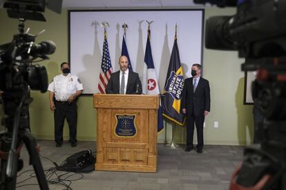 El agente especial del FBI, Paul Keenan, habla en una conferencia de prensa sobre el tiroteo. El incidente se produjo una semana después de que el presidente Joe Biden calificara la violencia con armas de fuego en Estados Unidos como una "epidemia" y una "vergüenza internacional". mientras se adentraba en el tenso debate sobre el control de armas.