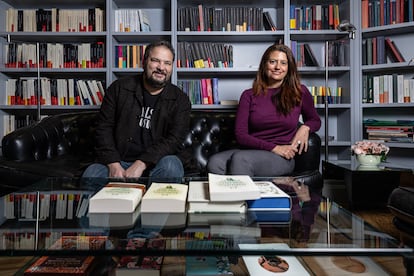 Aldo García Arias y Andrea Cabrera Kñallinsky, autores del libro 'Parabere', fotografiados en la editorial Siruela.