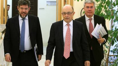 El Ministro de Hacienda, Cristobal Montoro, junto a los Secretarios de Estado Enrique Fernandez Moya y Alberto Nadal