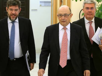 El Ministro de Hacienda, Cristobal Montoro, junto a los Secretarios de Estado Enrique Fernandez Moya y Alberto Nadal