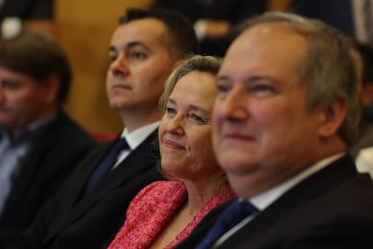 Desde la izquierda, Héctor Gomez, ministro saliente de Industria; Nadia Calviño, ministra de Asuntos Económicos, Comercio y Empresa, y el actual ministro de Industria, Jordi Hereu.
