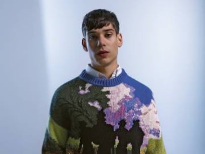 César Vicente posa en exclusiva para ICON con camisa, jersey y pantalón de Louis Vuitton.