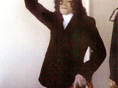 Michael Jackson, a la salida de la comisaría de Santa Barbara.