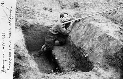 Un militant d’Estat Català en pràctiques militars dins d’una trinxera a Perpinyà, prepara una invasió de Catalunya des de Prats de Molló (1925)