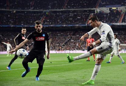 El delantero portugués del Real Madrid, Cristiano Ronaldo dispara ante la oposición del mediocampista del Nápoles, Lorenzo Insigne.