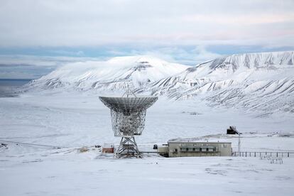 Sistemas de antena de radar y antenas se ven en la instalación europea incoherente Asociación Scatter Científico de Breinosa, Svalbard, en Noruega, 24 de octubre de 2015. Una cadena noruega de islas tan sólo 1.200 km (750 millas) del Polo Norte está tratando de promover las nuevas tecnologías , el turismo y la investigación científica en un cambio de la minería a gran contaminante del carbón que ha sido un pilar de la economía a distancia durante décadas. Noruega suspendió más la minería del carbón en el archipiélago de Svalbard año pasado debido a los altos costos y está buscando empleos alternativos para unos 2.200 habitantes en las islas donde los osos polares deambulan. Parte de la respuesta puede ser la de impulsar la ciencia: en Ny-Alesund, la liquidación no militar permanente más septentrional del mundo, científicos de 11 países, entre ellos Noruega, Alemania, Francia, Gran Bretaña, India y Corea del Sur cuestiones de estudio, como el cambio climático. La presencia de Noruega, miembro de la OTAN, también da a la alianza un punto de apoyo estratégico en el extremo norte, cada vez más importante después de la vecina Rusia se anexionó la región de Crimea de Ucrania en 2014. REUTERS / Anna Filipova TPX IMÁGENES DE LA DAYPICTURE 13 DE 19 - BÚSQUEDA "SVALBARD Filipová "para todas las imágenes