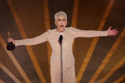 Jamie Lee Curtis, durante su discurso tras recibir el premio a la mejor actriz de reparto por 'Todo a la vez en todas partes'. 