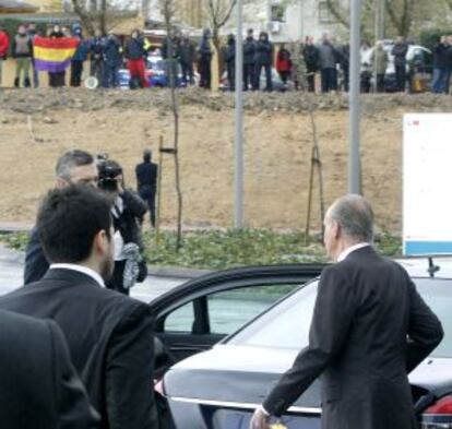 Protesta a la salida de los Reyes tras la inauguración.