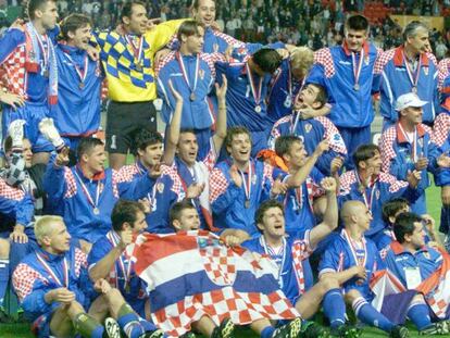 La selecci&oacute;n croata celebra su tercer puesto en el Mundial de Francia 1998.