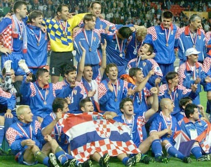 La selecci&oacute;n croata celebra su tercer puesto en el Mundial de Francia 1998.