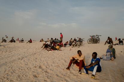 Jóvenes malienses y senegaleses se reúnen en la playa de Nuakchot, Mauritania el 8 de diciembre de 2024.