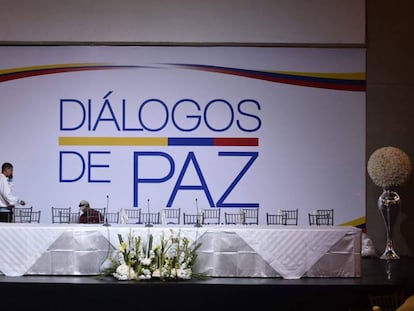 La mesa en donde iniciar&iacute;a este jueves la fase p&uacute;blica de los di&aacute;logos con el ELN.