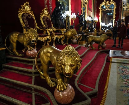 Los leones del trono fueron traídos de Italia por Velázquez, que en su calidad de aposentador real supervisaba directamente las decoraciones del los Reales Sitios.