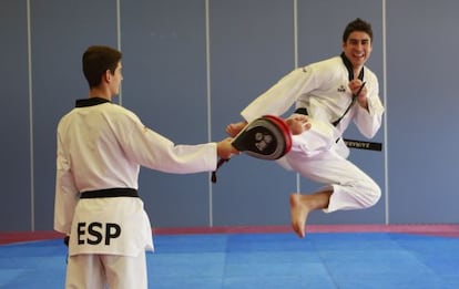 Nicolás García enseña a los niños uno de los golpeos que tienen que imitar