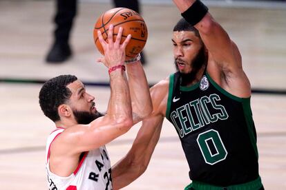 Tatum tapona un tiro de VanVleet.