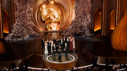 El equipo de 'Oppenheimer' durante la entrega del Oscar a la mejor película.