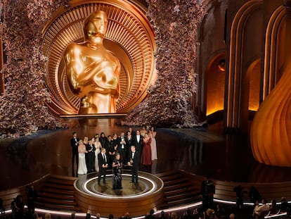 El equipo de 'Oppenheimer' durante la entrega del Oscar a la mejor película.