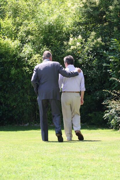 El rey Juan Carlos pasea con el expresidente del Gobierno Adolfo Su&aacute;rez por el jard&iacute;n de su casa durante la visita en la que los Reyes le hicieron entrega del Tois&oacute;n de Oro el 17 de julio de 2008. La fotograf&iacute;a, en la que el Rey pasa el brazo por el hombro de Su&aacute;rez mientras caminan de espaldas, fue tomada por su hijo Adolfo y recibi&oacute; el premio Ortega y Gasset de Fotoperiodismo del a&ntilde;o 2008.