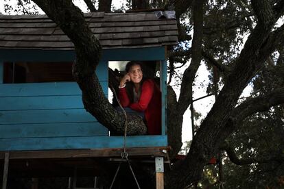 Lea V&eacute;lez en la casita sobre la encina que construy&oacute; para sus hijos, en Villanueva de la Ca&ntilde;ada.