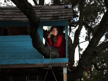 Lea V&eacute;lez en la casita sobre la encina que construy&oacute; para sus hijos, en Villanueva de la Ca&ntilde;ada.